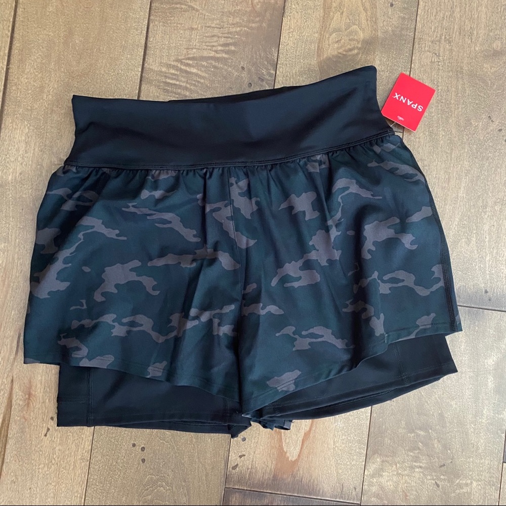 Spanx Get Moving Shorts Booty Boost Black Camo M
